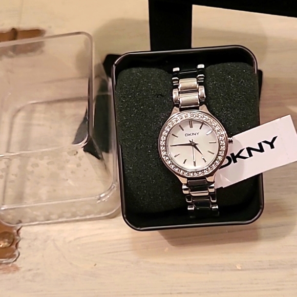 DKNY Brand New Silver Wristwatch with extra link - Picture 4 of 4